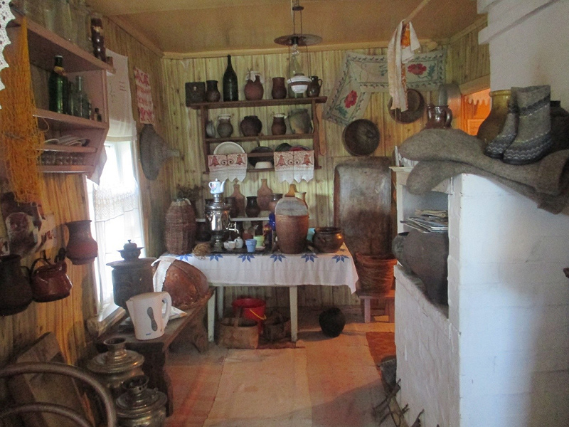      Музей крестьянской избы в селе Неклюдово, составленный из предметов, подаренных местными жителями