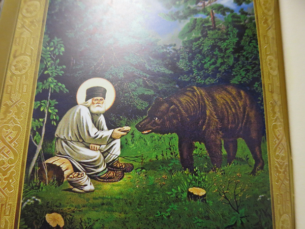Серафим Саровский кормит медведя ржаной коврижкой. Фото: Артемий Позаненко