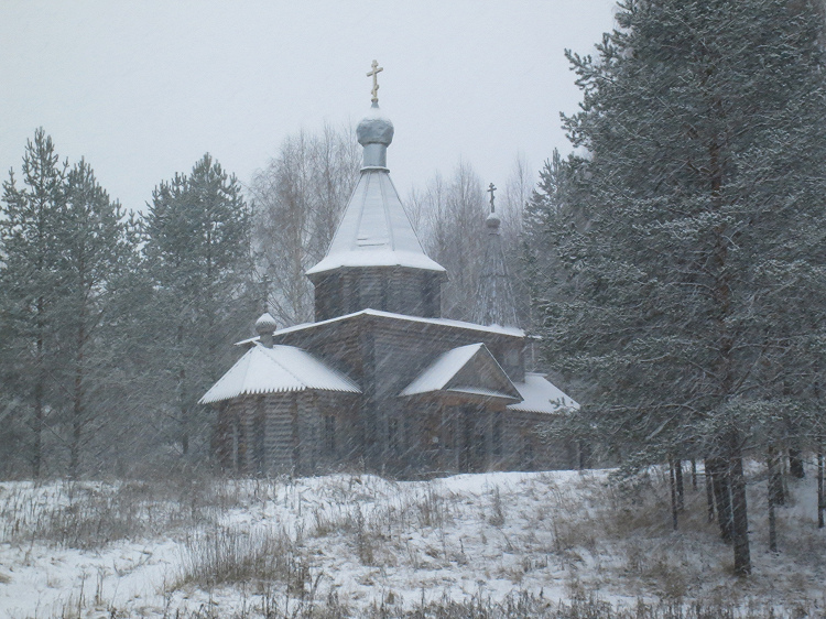 Летняя церковь над озером. Фото: Артемий Позаненко